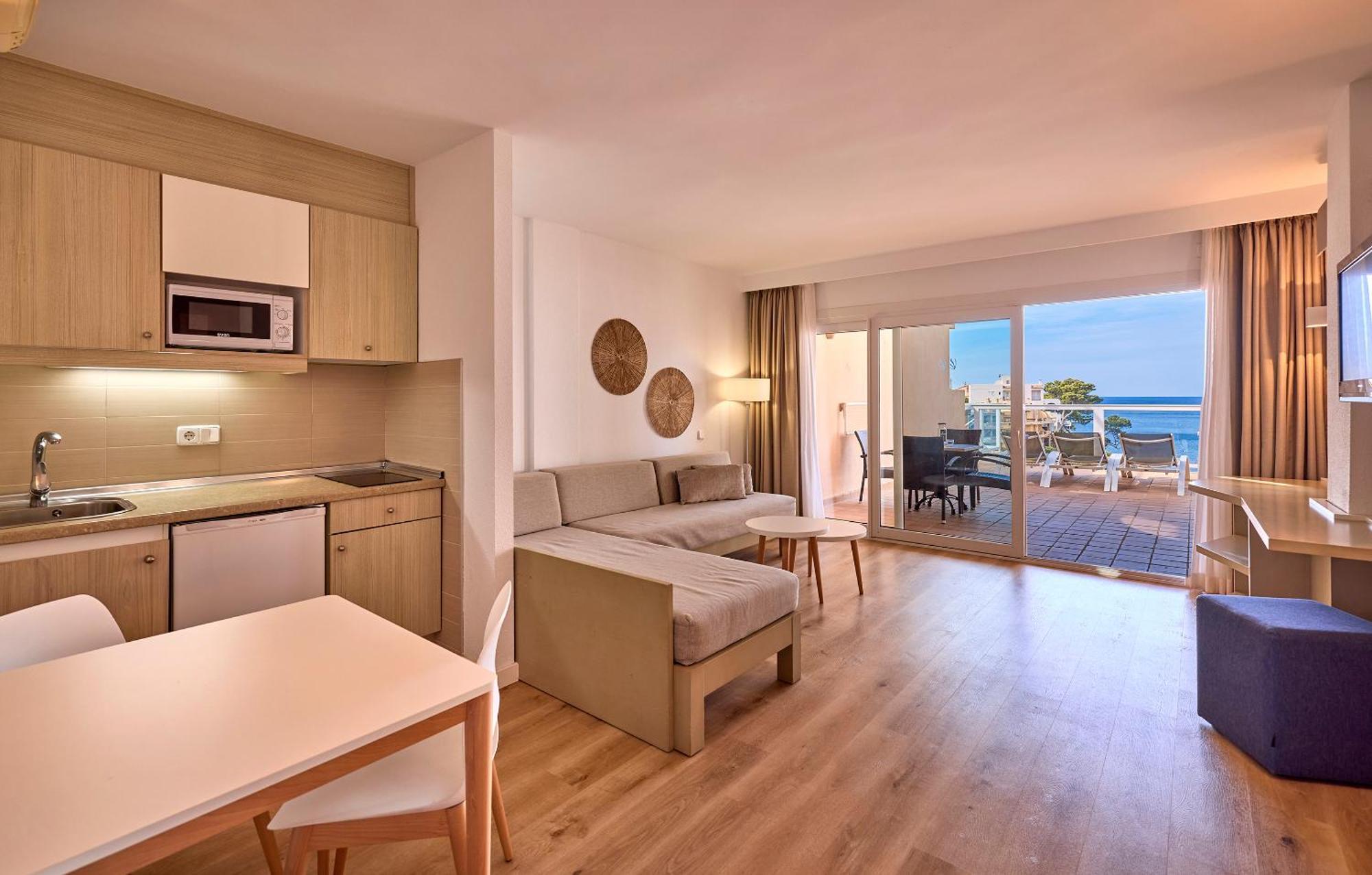 One-Bedroom Apartment Sea View
